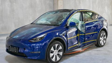 Ungewollter Abstecher: Mann steuert Tesla in Pool