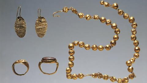 800 Jahre alter Schatz aus dem Byzantinischen Reich zufällig von Hobbyarchäologen entdeckt