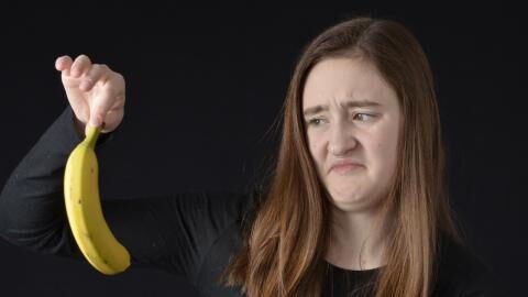 Mann sticht in Banane und kann kaum glauben, was dabei zum Vorschein kommt