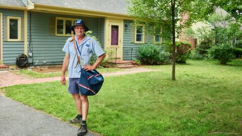 Unerwarteter Besuch: Postbote trifft am Briefkasten auf riesige Schlange (FOTO)