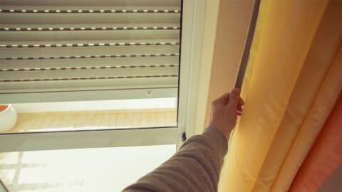 Mann hört Krach auf seiner Terrasse, dann steht ihm ein wütendes Riesentier gegenüber