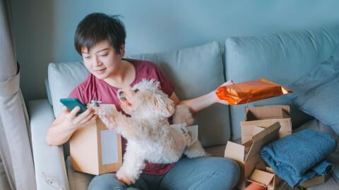 Hund zerreißt Paket der Nachbarin: Der Inhalt zerstört ihre Beziehung für immer