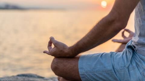 Sonnenmudra: Diese Position hilft der Verdauung.