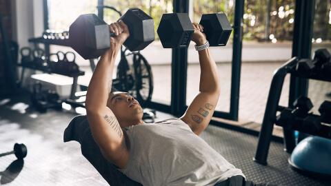 Schritt für Schritt erklärt: So machst du beim Bankdrücken alles richtig