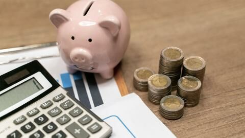 Seit er sich an diese Regeln hält, spart er jeden Monat über 400 Euro