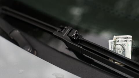 Geldschein unterm Scheibenwischer: Es gibt nur eine richtige Reaktion!