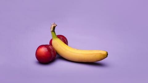 Eine Banane und zwei Pflaumen