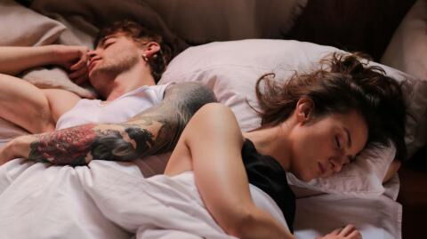 Studie zeigt: Wer auf dieser Bettseite schläft, ist glücklicher