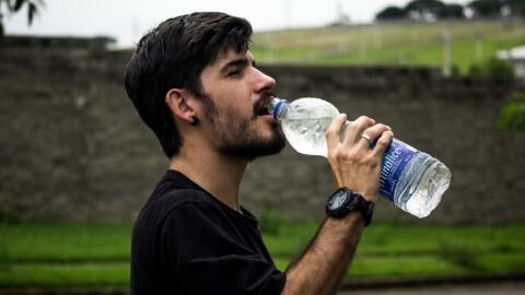 Sprudelwasser auf dem Prüfstand: Ökotest findet potentiell krebserregende Stoffe