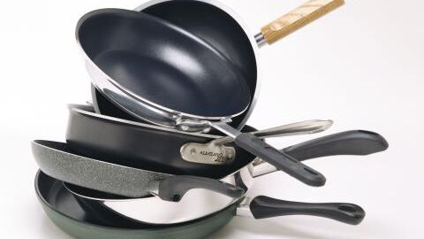 Teflon: Diese Gefahr verbirgt sich wirklich hinter den beliebten Pfannen