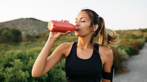 Neue Studie verrät: Soll man wirklich acht Gläser Wasser pro Tag trinken?