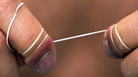 Zahnseide: Diesen Fehler machen viele bei der Verwendung