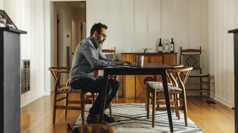 Experte verrät genaue Stundenanzahl, die man pro Tag sitzen kann, ohne der Gesundheit zu schaden