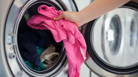 Stinkende Waschmaschine: So kann euch ein Spülmaschinentab helfen!