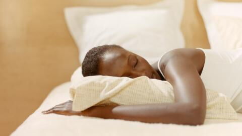 Ärzte verraten den Grund, warum manche Menschen im Schlaf sprechen