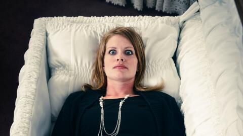 Für tot erklärt: Frau wacht 8 Stunden später in ihrem Sarg auf