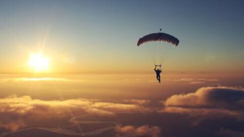 Diese Frau verliert während ihrem Fallschirmsprung etwas Wichtiges!