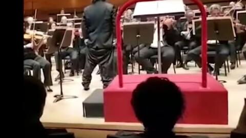 Ein Dirigent verliert direkt im Konzert seine Hose: Seine Reaktion ist genial (Video)