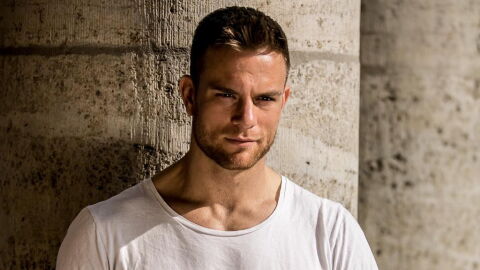 Weil er aus dem Osten kommt: Bachelor Sebastian attackiert Mann mit riesigem Vogel