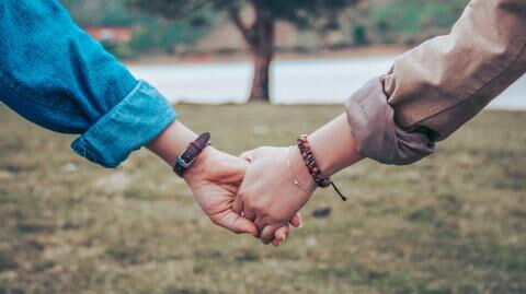 Sie sind zwei Jahre lang ein Paar: Dann finden sie heraus, dass sie womöglich Halbschwestern sind