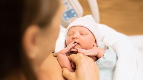 Verblüffend: Mutter erlebt seltenes Phänomen bei Geburt ihres Babys