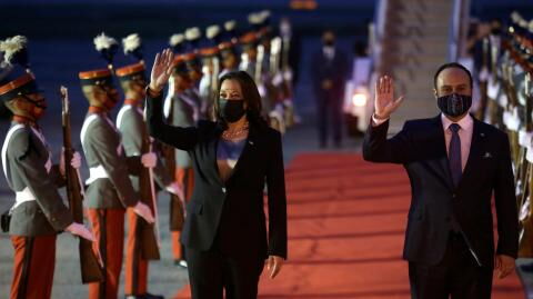 "Haben ein Gebet gesprochen": Seltsame Geräusche sorgen für Panik an Bord von Kamala Harris' Flugzeug