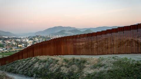 Stück der Berliner Mauer zwischen den USA und Mexiko: Die Symbolik dahinter