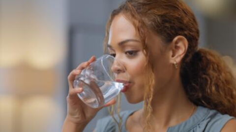 Neue Studie zeigt: So viel Wasser sollen wir wirklich trinken