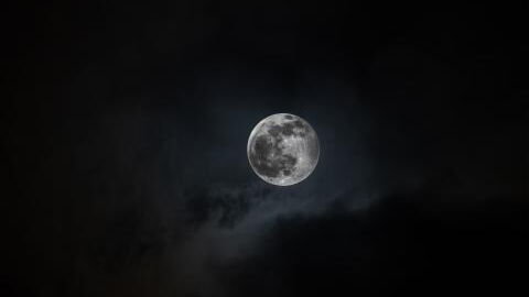 Forschende behaupten: Glasperlen auf dem Mond enthalten Milliarden Tonnen Wasser