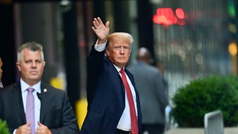 Fans sauer auf Donald Trump: Der ehemalige US-Präsident hat sich boostern lassen