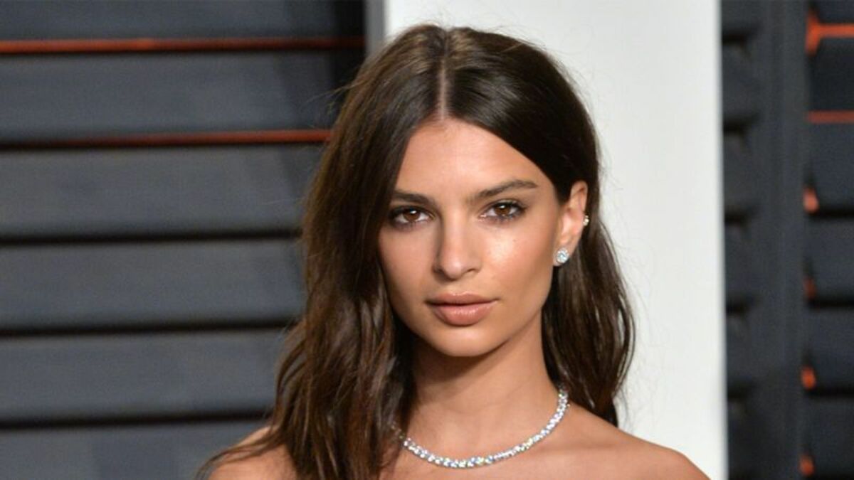 Atemberaubend Emily Ratajkowski Räkelt Sich Hüllenlos Auf Ihrem Sofa 