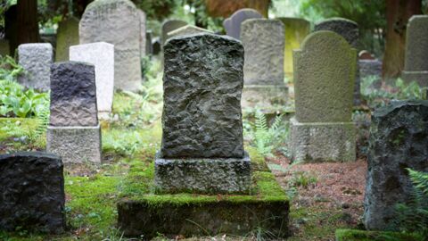 Totentanz: Bewegen sich Leichen noch nach der Beerdigung?