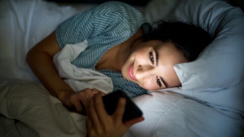 8 von 10 Personen machen diesen Fehler nachts mit ihrem Handy