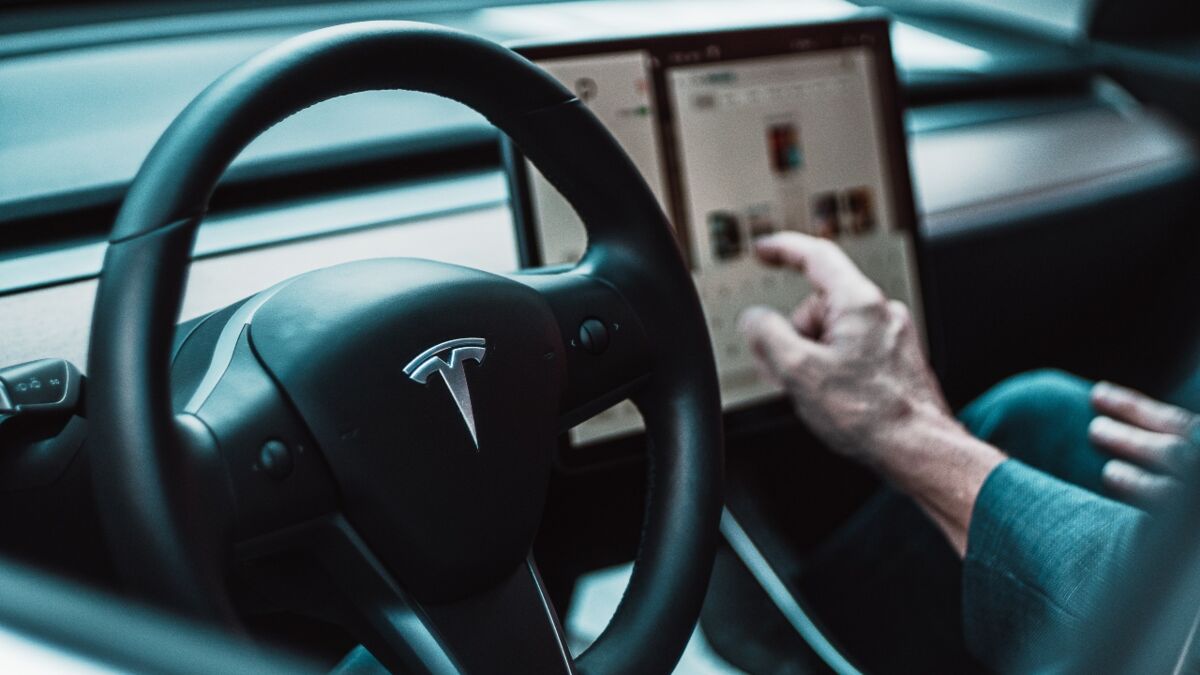 Sicherheitslücke bei Tesla 10 Monate altes Baby gibt 10.000 Dollar aus!