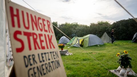 Nächste Runde beim Hungerstreik fürs Klima: Aktivist:innen vor dem Reichstagt wollen bald nichts mehr trinken