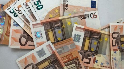 Frau findet 10.000 Euro, ein Jahr später fällt das Urteil