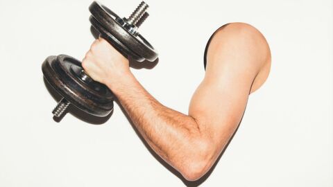 Mit nur einem Gewicht: Diese zwölf Übungen trainieren eure Schultern