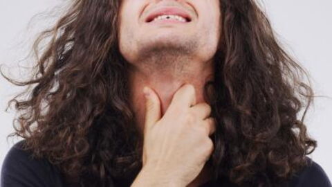 Kratzen im Hals: Diese Ursachen und Krankheiten können Halsschmerzen zugrunde liegen