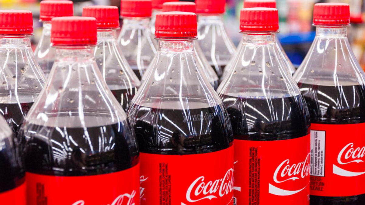 Wie Viele Coca Cola Flaschen Werden Täglich Verkauft Coca-Cola: Plastikflaschen werden der Umwelt zuliebe stark verändert