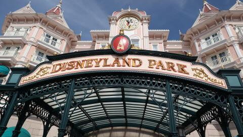 Nostalgischer Inhalt: 25 Jahre alte Zeitkapsel aus dem Disney-Park geöffnet