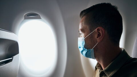 Mann trägt einen Tanga als Maske und wird aus dem Flugzeug geworfen (Video)