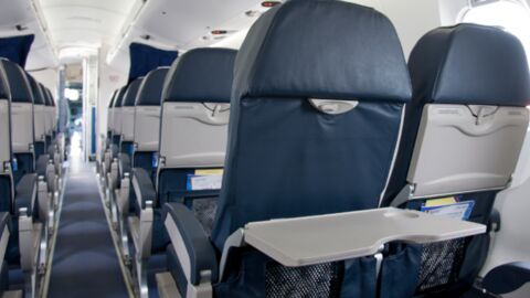 Stewardess verrät: Deshalb solltet ihr niemals die Tasche im Sitz vor euch nutzen!
