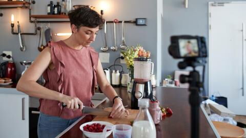 Joghurt und Erdbeeren mit Schokoüberzug: Dieses Rezept ist genial einfach!