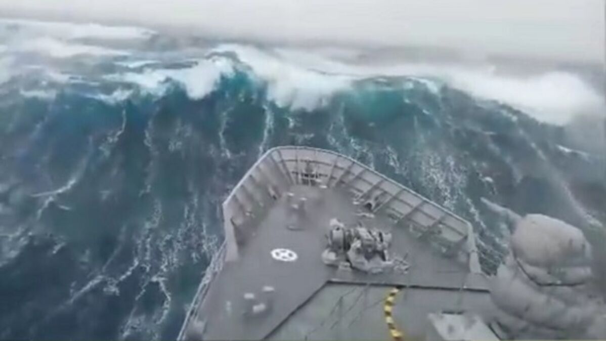 Quand un navire de la Navy affronte une gigantesque vague dans locéan  Austral