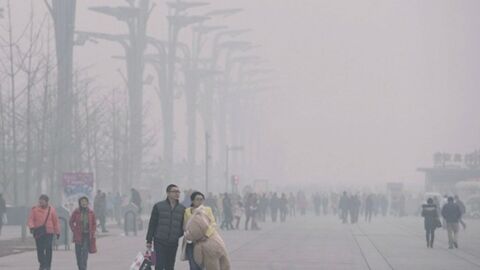 Noyée sous la pollution, Pékin déclenche l'alerte rouge