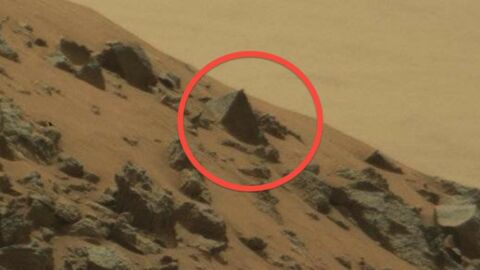 Curiosity photographie une mystérieuse pyramide à la surface de Mars