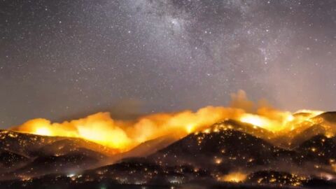 Un timelapse stupéfiant dévoile la beauté terrifiante de feux de forêt en Californie