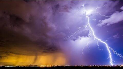 Un chasseur de tempêtes capture d'incroyables images de la mousson en Arizona