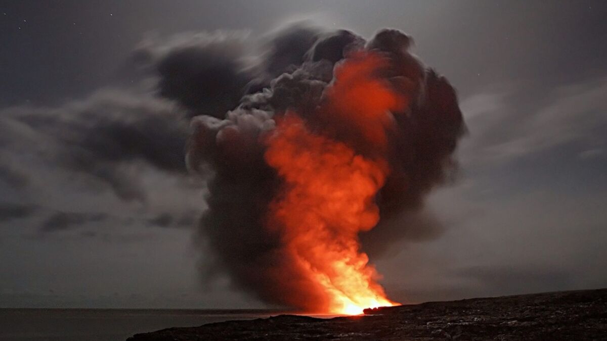 Éruption Du Volcan Sertie De Magma Fumée Cendres Isolés Sur Fond