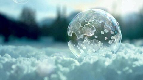 Admirez des bulles de savon se couvrir de cristaux de glace